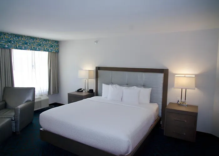 Woodbury Hotels With Jacuzzi in Room